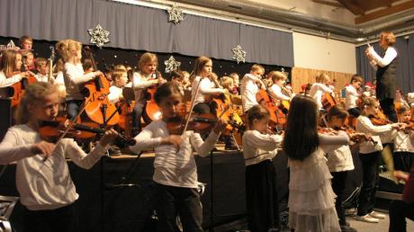 Mit einem Massenchor von mehr als 100 kleinen Musikern endete der erste Teil des Konzerts. 