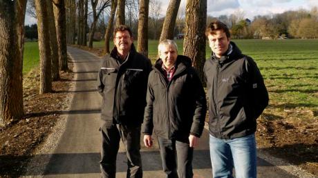 Die Generalsanierung des Radwegs R2 stellten (von links) Robert Schartl (Amt für Ländliche Entwicklung Oberbayern), Bürgermeister Manfred Menhard und Rainer Mahl (Landratsamt Landsberg) vor. 