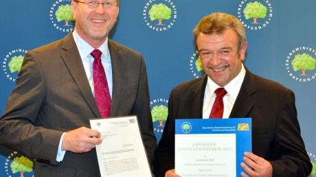 Bei der Verleihung:  Der bayerische Umweltminister Marcel Huber (links) und Rotts Bürgermeister Quirin Krötz.