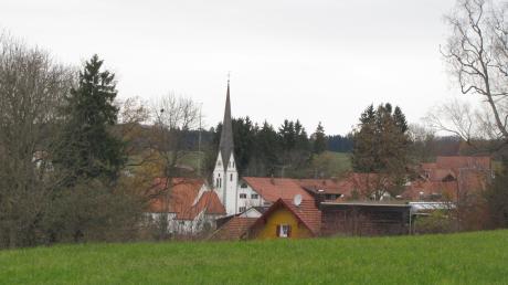 Zwischen den Straßen Kälberweide und Schönberg in Unterfinning möchte ein Grundstückseigentümer ein ökosoziale und altersgerechte Wohnsiedlung errichten.