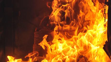 Feuer in einem Nebengebäude in Herrsching. Der Hausbesitzer wurde beim Löschversuch verletzt. 