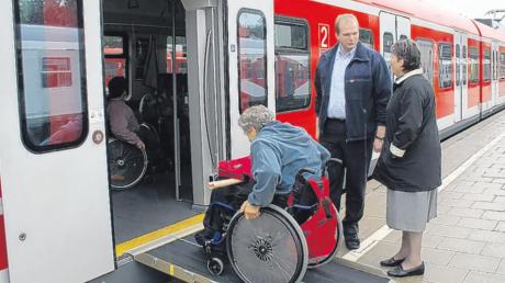 Dieses Bild von einem Einstieg eines Rollstuhlfahrers in die S-Bahn am Geltendorfer Bahnhof soll nach der nächsten Umbaumaßnahme an den Bahnsteigen 2 und 3 der Vergangenheit angehören. 