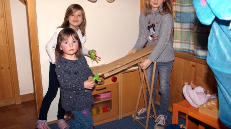 Kindergartenleiterin Petra Stäbel und das ganze Team informieren die Neuanmelder. Die Kinder eroberten inzwischen die Spielzeugecken.