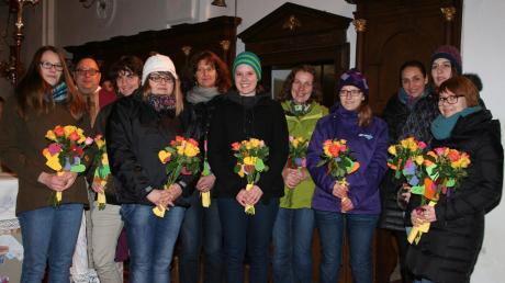 Abschied von der Kinsauer Pfarrjugend: Für die Gruppenleiterinnen gab es Blumensträuße. Hinten mit im Bild (Zweiter von links) Pfarrer Michael Vogg.  