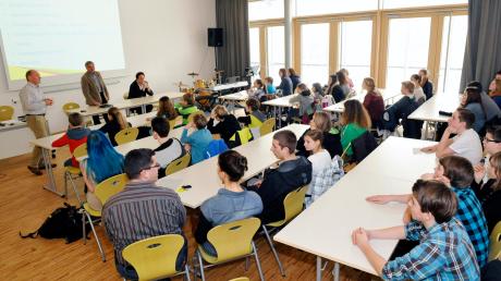 Die Klassensprecher der Kauferinger Realschule durften Bürgermeister Erich Püttner eine Stunde lang Fragen zu dessen Arbeitsalltag stellen und hatten einige Wünsche. 