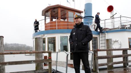 Warten auf die Fahrgäste: „Kapitän“ Markus Söder, im wirklichen Leben bayerischer Finanzminister, eröffnete am Karsamstag die Seenschifffahrt auf dem Ammersee mit einer Rundfahrt auf der „Diessen“.  