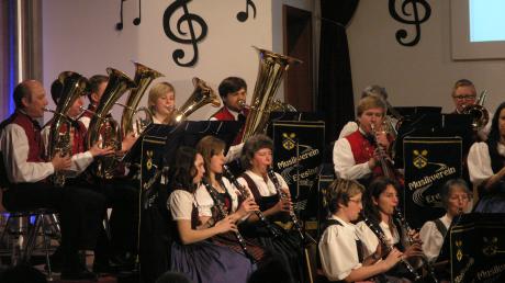 Mit heißen Rhythmen spielte der Musikverein Eresing gegen den anhaltenden Winter auf. 