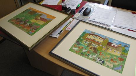 Zwei der drei Bilder von Max Raffler, die Bürgermeister Johann Albrecht gekauft hat. Eines zeigt einen Bauernhof mit Tieren, das andere einen Almabtrieb. 