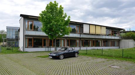 Die Windacher Schule wird künftig wahrscheinlich mit einer Pelletsanlage beheizt, die Idee, eine Leitung mit Biogas von Schöffelding nach Windach zu verlegen,  ist gestorben. 