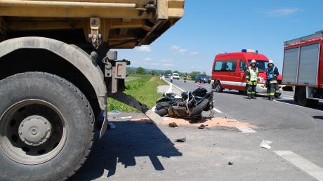 Den Zusammenstoß mit einem Lastwagen hat ein Motorradfahrer aus dem Landkreis Starnberg nicht überlebt. Der Unfall geschah um 11.15 Uhr auf der Umfahrung von Pähl. 