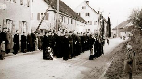 Der Veteranen- und Kriegerverein Egling-Heinrichshofen bei der Gedenkfeier im Jahre 1956. 
