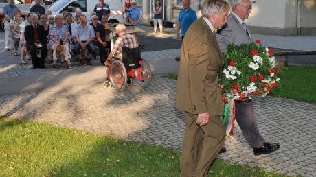 Bürgermeister Erich Püttner (links) und sein Stellvertreter Norbert Sepp legten zur Erinnerung einen Kranz am Mahnmal am Kauferinger Bahnhof ab. 