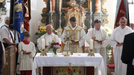 Der Salesianerpater Stefan Oster (Bildmitte vor dem Altar) wird neuer Bischof von Passau.
