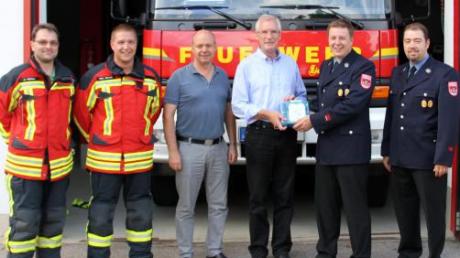 Die Feuerwehr Eresing besitzt jetzt einen Defibrillator. Im Bild (von links) Johann Müller, Christoph Resch, Heinrich Nadler, Josef Loy, Tobias Resch und Thomas Resch. 
Foto: Alwin Reiter