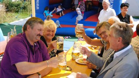 Während sich der Schwiftinger Nachwuchs in der Hüpfburg vergnügte, ließen es sich die Erwachsenen auf dem Dorffest bei Brotzeit und Bier gut gehen.  
