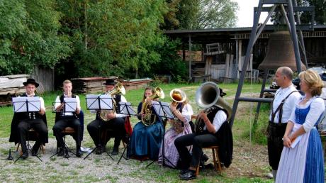 Musik und Anekdoten rund um den Ehestand erheiterten das Publikum an einer der Stationen beim „Rundumadum“ in Heinrichshofen. 
