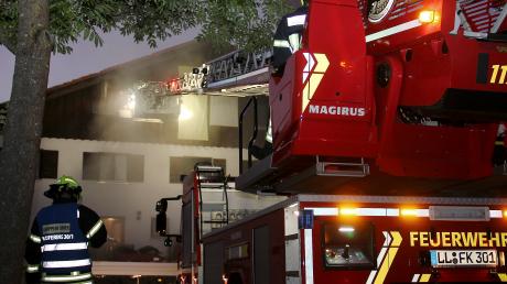 Zu einer Großübung in Eresing kamen am Dienstagabend mehrere Feuerwehren zusammen. Das Szenario: Brand in einer Schreinerei, Mitarbeiter müssen aus dem Gebäude befreit werden. 