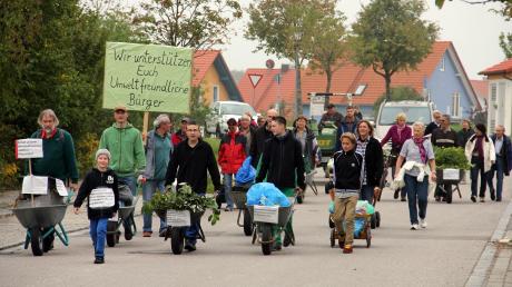 Mit Schubkarren und Handwagen marschierten zahlreiche Pflaumdorfer nach Eresing, um für den Erhalt ihres Wertstoffhofes zu demonstrieren, unterstützt wurden sie auch von der Wählergemeinschaft "Umweltfreundliche Bürger".