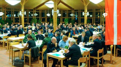 Es gibt 71 Feuerwehren im Landkreis. Zur Dienstversammlung trafen sich die Kommandanten in der Verwaltungsschule in Holzhausen. 