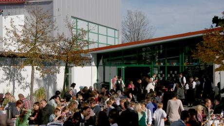 Im Anschluss an den Festakt feierte die Dorfgemeinschaft die Einweihung der neuen Sporthalle im Pausenhof der Grundschule.