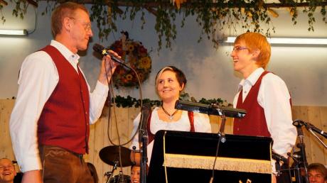 Zwei Jungmusiker (Anna Grzybek und Adrian Schmid) wurden im Laufe des Abends vom Vorsitzenden des Musikvereins, Rüdiger Rohde, mit einem Musikerleistungsabzeichen ausgezeichnet.  