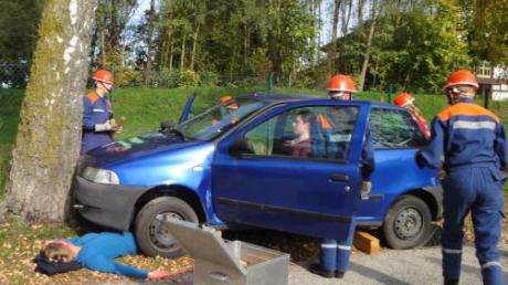 Auch zu einem nachgestellten Verkehrsunfall wurde die Echinger Jugendfeuerwehr während des 24-stündigen Berufsfeuerwehrtags gerufen.