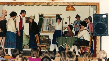 „Die hölzerne Jungfrau“ – 1991 vom Hurlacher Theaterverein auf die Bühne beim „Oberen Wirt“ gebracht und eine der turbulenten Komödien, durch die der Verein seinen Ruf beim Publikum aufgebaut hat.  

