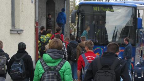 Montagmittag kurz nach 13 Uhr am Schondorfer Bahnhof: Realschüler eilen zu den Schulbussen, die neben der ehemaligen Güterhalle aufgestellt sind.