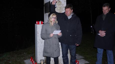 Verena Wessels trug bei der Uttinger Gedenkzeit ein Gedicht aus dem Konzentrationslager Dachau vor, rechts neben ihr Bürgermeister Josef Lutzenberger und der evangelische Pfarrer Christian Wünsche.