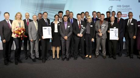Dr. Thomas Berden und weitere Vertreter der Hilti GmbH Industriegesellschaft für Befestigungstechnik bei der Verleihung des Gesamtsiegs im Manufacturing Excellence Award 2013.  
