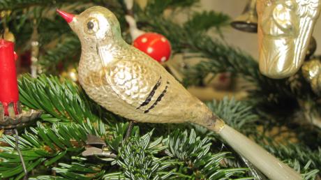Typischer Christbaumschmuck aus Lauscha: Ein Vogel als Glas geformt mit einem Schwanz aus Glasseide.