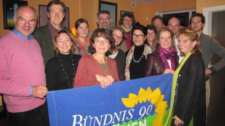 Die Schondorfer Grünen haben 16 Bewerber für den Gemeinderat und Alexander Herrmann (Sechster von links) als Bürgermeisterkandidaten aufgestellt, mit dabei auch Landratskandidatin Renate Standfest (vorne rechts) aus Utting. 
