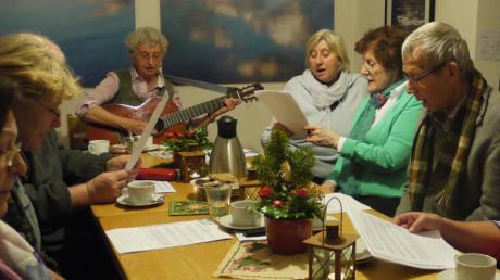 Veronika Siebert (hinten Mitte) begleitet im Uttinger Bürgertreff die Sängerinnen und Sänger auf der Gitarre.  

