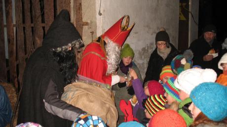 Der Höhepunkt für die Kinder bei der Lebenden Krippe in Eresing: Nikolaus und Krampus verteilen Lebkuchen.  

