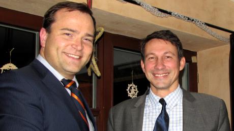 CSU-Ortsvorsitzender Thomas Eichinger (links) gratuliert Bürgermeisterkandidat Rainer Jünger zur Nominierung.