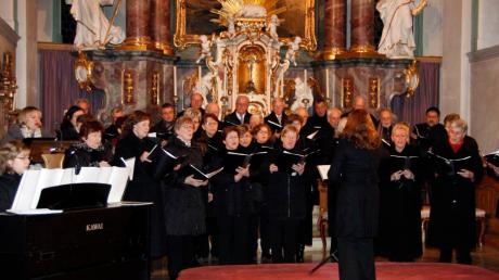 Der Sängerkreis Egling und der Gesangverein der Harmonie Stoffen gestalteten unter der Leitung von Veronika Graser die Weihnachtskantate in St. Vitus. 
