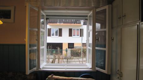 Das ist quasi der erste Eindruck der syrischen Flüchtlingsfamilie von ihrem neuen Wohnort Utting, wenn sie aus dem Fenster ihrer Wohnung auf die Straße blickt.