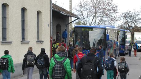 Das Nebeneinander von Schülern, Bussen und anderen Fahrzeugen und Verkehrsteilnehmern im Schondorfer Bahnhofsbereich soll es künftig nicht mehr geben. 