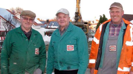 Seit 50 Jahren ist Erich Fischer (mitte) aus Dienhausen bei der Firma Herbst Wegebau aus Epfach tätig. Hier mit Herbert Herbst (links) und Christian Herbst auf einer Baustelle in Stadl.