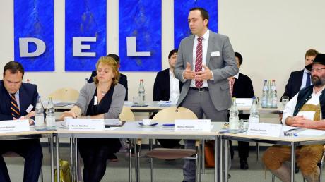 Die vier Landratskandidaten beim wirtschaftspolitischen Dialog mit Unternehmern aus dem Landkreis (von links): Thomas Eichinger (CSU), Renate Standfest (Grüne), Markus Wasserle (SPD/FW/ÖDP/LM) und Hermann Dempfle (BP).  

