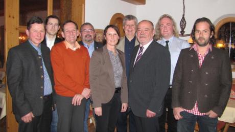Mit acht Gemeinderatskandidaten und Bürgermeisterkandidat Siegfried Luge (Dritter von rechts) geht die Echinger CSU in die Kommunalwahl.  

