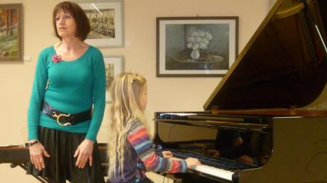 Die Klavierschülerinnen von Monika Sutil gaben zu Ehren von Dr. Marta Gertis in Greifenberg ein Konzert.