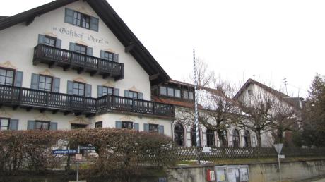 Der Gasthof Drexl mit großem Saal war früher eine wichtige Wahlkampf-Bühne in Schondorf. ist aber inzwischen nur noch auf Vorbestellung geöffnet, sofern nicht, wie jetzt, gerade Betriebsferien sind. 