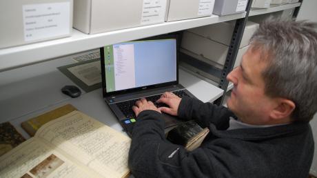Im Feuerwehrhaus ist das Archiv der VG Windach untergebracht. Gemeindearchivar Gerhard Heininger sichtet die Akten ein und legt eine Datenbank an. 