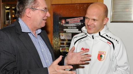  FCA-Spieler Tobias Werner mit Hurlachs Bürgermeister Wilhelm Böhm (links) beim LT-Sport-Stammtisch im Vereinsheim des SV Hurlach. 