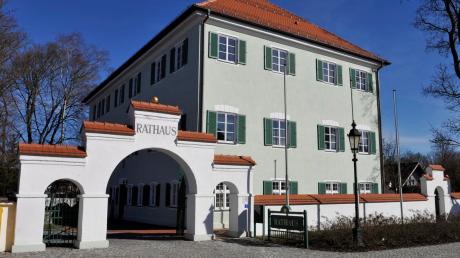 Recht feudal sieht das Windacher Rathaus – das ehemalige Hofmarkschloss – aus. Drei Kommunalpolitiker – Walter Fellner, Manfred Wiedemann und Richard Michl – wollen dort ab 1. Mai als Bürgermeister arbeiten.  

