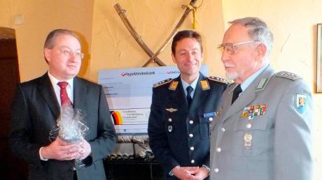 Eine besondere Auszeichnung durften (von links) Johann Hartmann und Oberst Markus Bestgen an Hauptmann a. D. Hans Kupfer überreichen. 