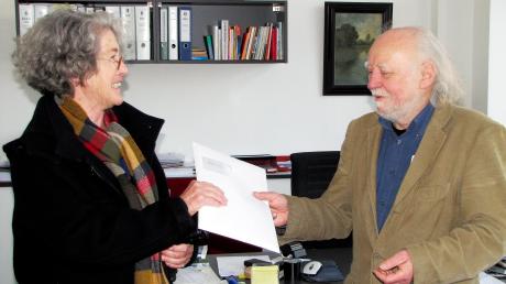 Susanne Sticker übergab ein Kuvert mit 503 Unterschriften für das Bürgerbegehren dem Zweiten Bürgermeister Kurt Bergmaier.