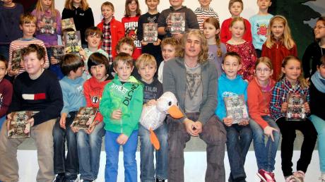 Der Vater der „wilden Fußballkerle“, Joachim Masannek, besuchte die Hofstettener Grundschüler.  

