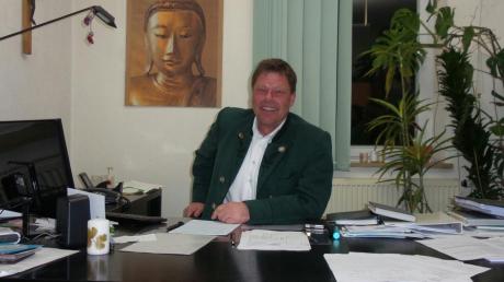Josef Lutzenberger (GAL) gestern Abend an seinem Arbeitsplatz im Rathaus, den er auch in den nächsten sechs Jahren haben wird.  

